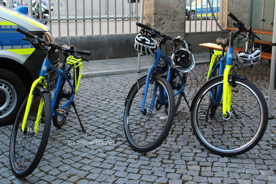 Links und rechts uniformiert, mittig zivile Ausführung.