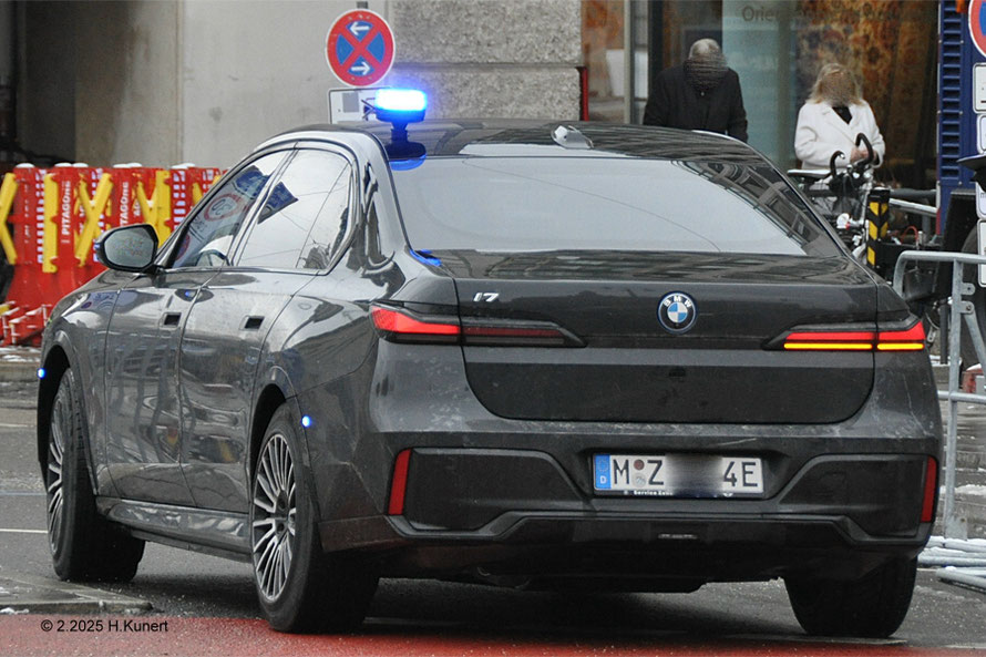 Interessant die Seitenblitzer an diesem BMW