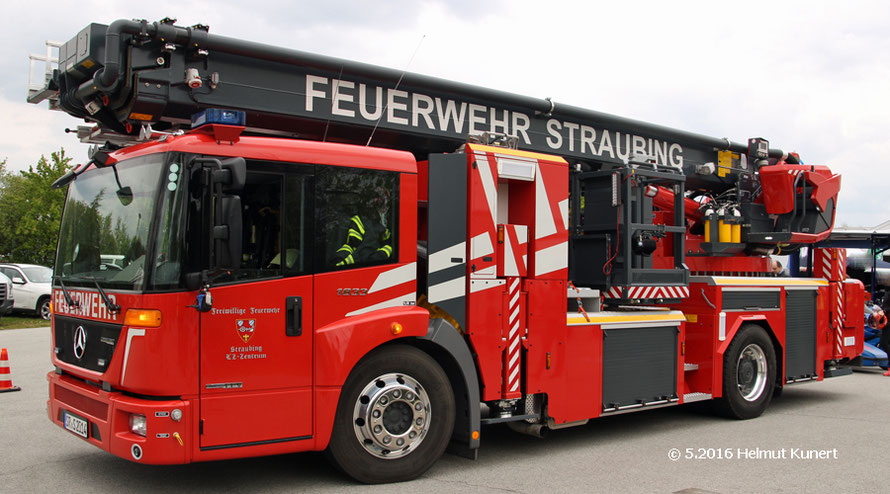 Auch die Feuerwehr hilft mit.