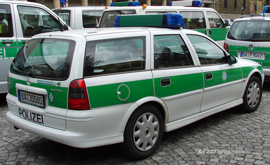 und hier im Jahr 2009 bei der VII. Abteilung mit dem Schriftzug POLIZEI an der üblichen Stelle, hinten mittig!