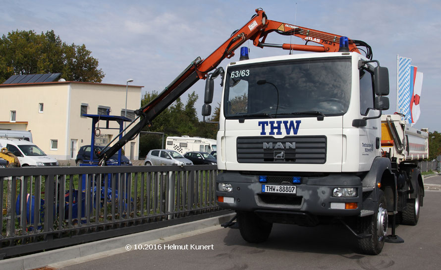 Einer der wenigen weißen LKW beim THW.