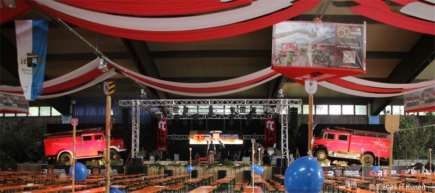 Die gigantisch geschmückte Festhalle, für ein gigantisches Fest.