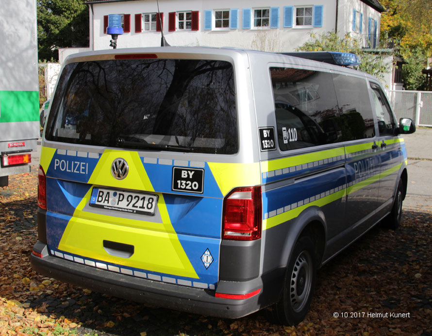 Mit altem Rautensymbol und schwarzem Schild für die Einheitskennzeichnung.