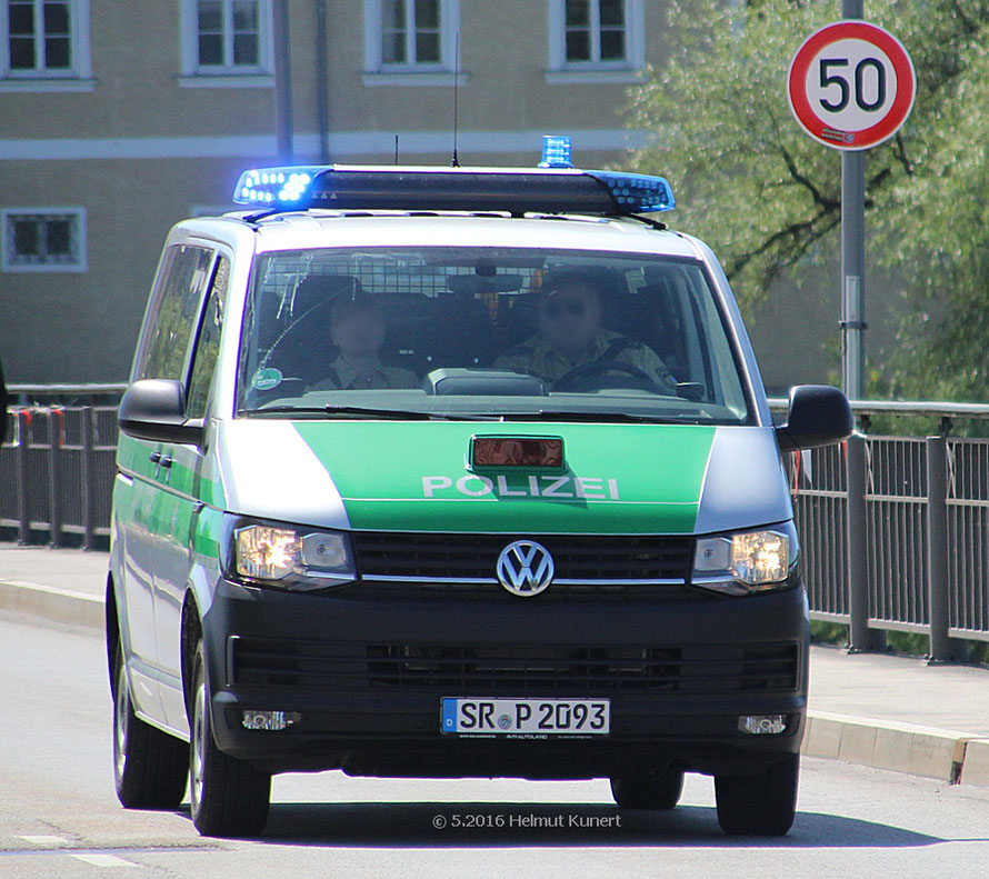 Zur Verkehrsregelung auf der Innbrücke Braunau/Simbach.