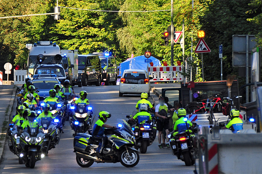 Anfahrt der begleitenden Polizeifahrzeuge!