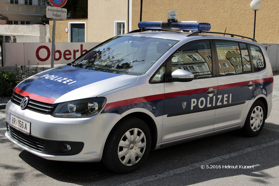 Stadtpolizei Braunau mit Stadtwappen vor dem POLIZEI-Schriftzug