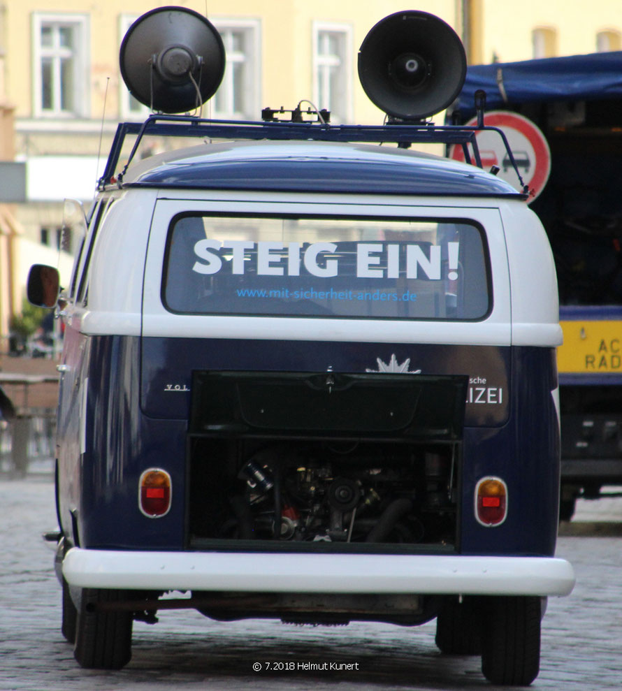 Im Einsatz bei der BR-Radltour: An der geöffneten Klappe ist noch die alte tannengrüne Farbe zu erkennen.