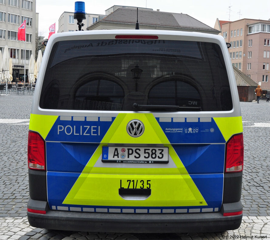 mit Kennung und Rettungsgasse-Aufkleber 