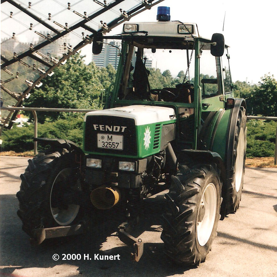 im Olympiapark im Jahr 2000 ausgestellt mit Magnetblaulicht