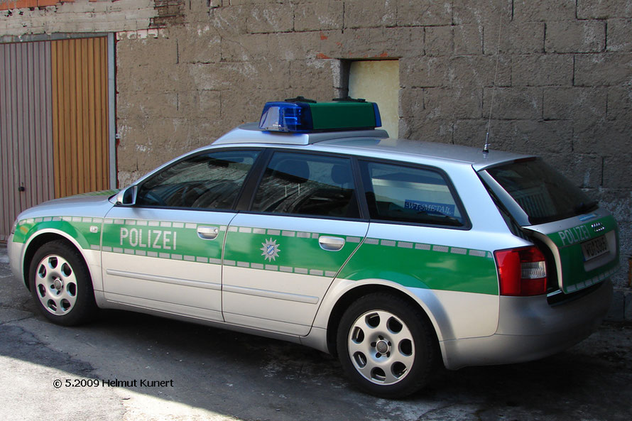 Für den Hund bleibt doe Heckklappe offen.Hundebox gut erkennbar.