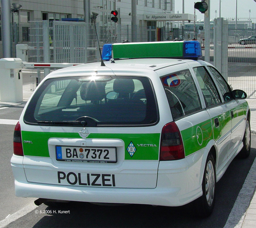 Schriftzug POLIZEI mittig!