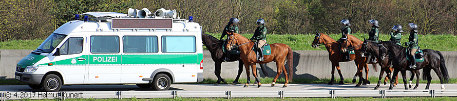 Im gemeinsamen Einsatz mit der Münchner Reiterstaffel.