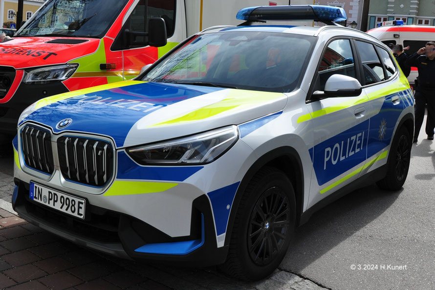Die Erdinger Polizei mit dem E-BMW aus einem Versuch der bay. Polizei