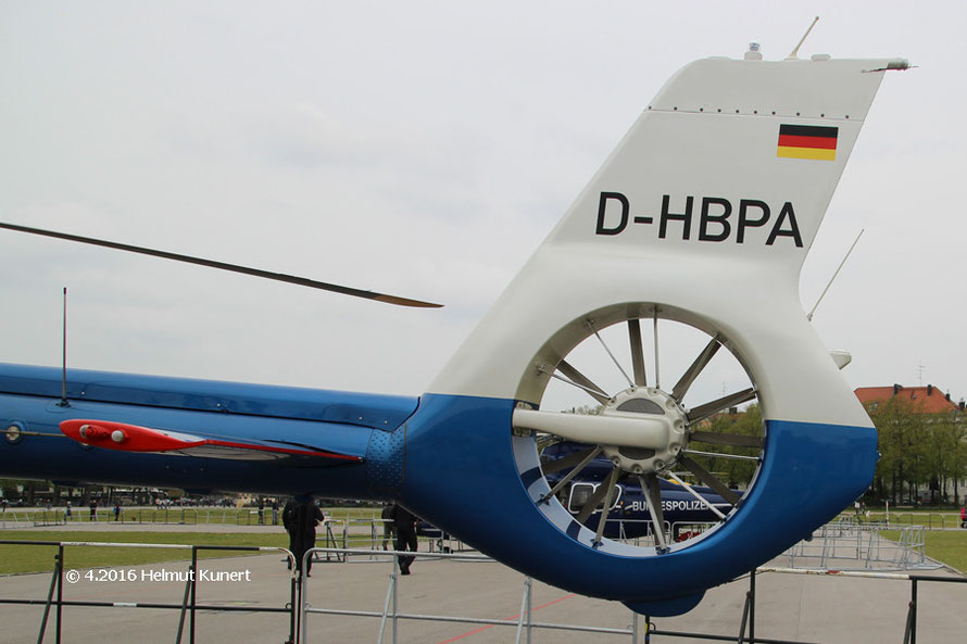 Bundespolizei (Hintergrund) und der inzwischen blau umlackierte Hubschrauber der bay. Polizei.