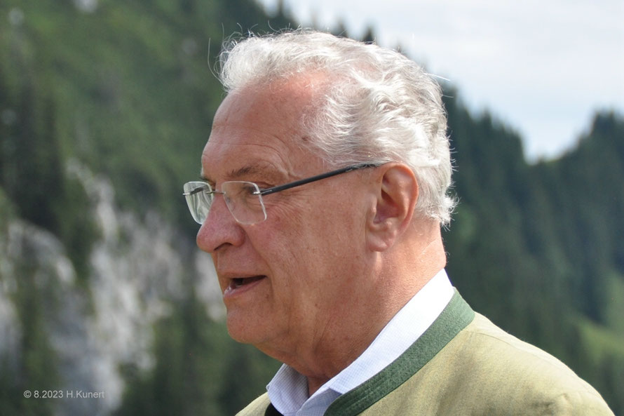 Bayerns Innen- und Sportminister bei einem Pressetermin im Kampenwandgebiet