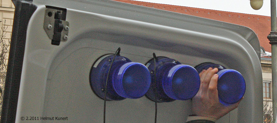 per Hand sind die Blaulichter aufzurüsten (Hier noch im Verstauraum angebracht)