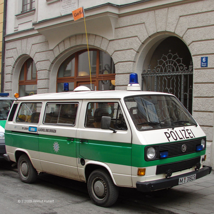 Hier als GeSa-Fahrzeug (GefangenenSammelstelle) mit Wimpel gekennzeichnet.