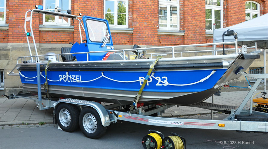 Neueres Boot mit Rettungsklappe am Bug