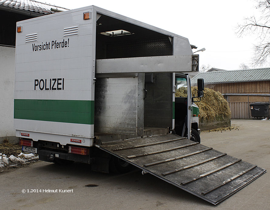 Schrift POLIZEI jetzt auch in Schwarz über der grünen Bauchbinde und "Gelblichter" oben.