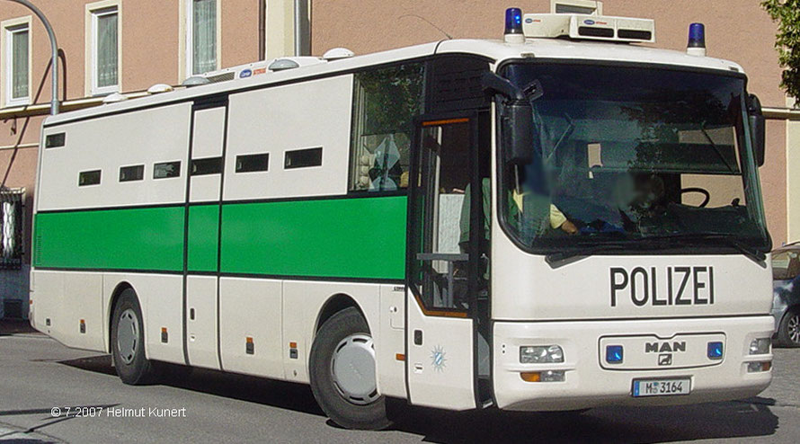 Der vordere Teil (großes Fenster) dient der Begleitmannschaft.