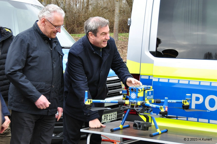 Der bay. Ministerpräsident und sein Innenminister bei einer Präsentation anlässlich der Jahresbilanz 2022 der Bayerischen Grenzpolizeiei