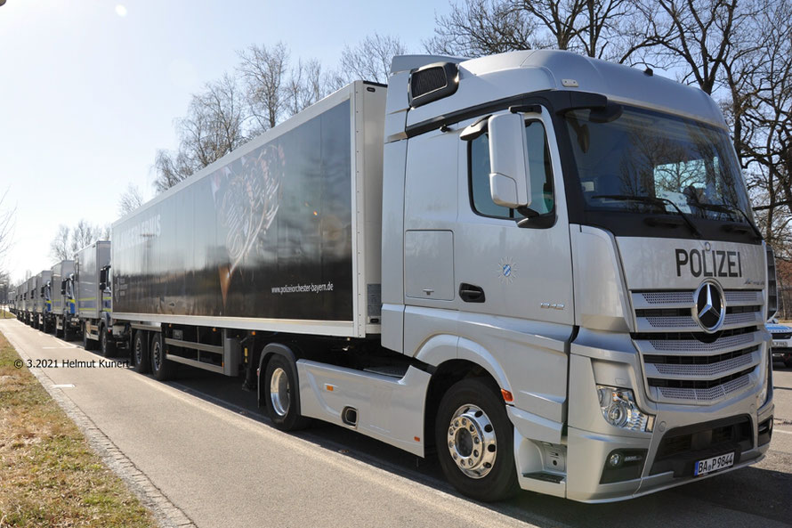 13 Polizei-LKW abfahrbereit zum Hilfstransport nach Kroatien