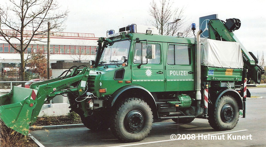 Auffällig an diesem Unimog: Einzeilige Beklebung mit Refektoren.