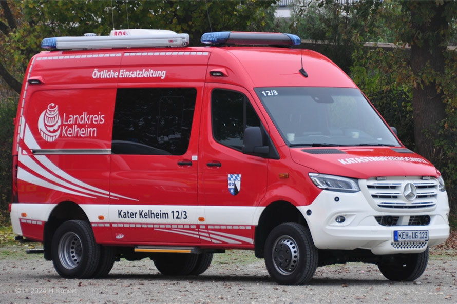 Der hatte den Star der Veranstaltung, den Prototyp einer neuen Generation Hilfeleistungsfahrzeuge angehängt