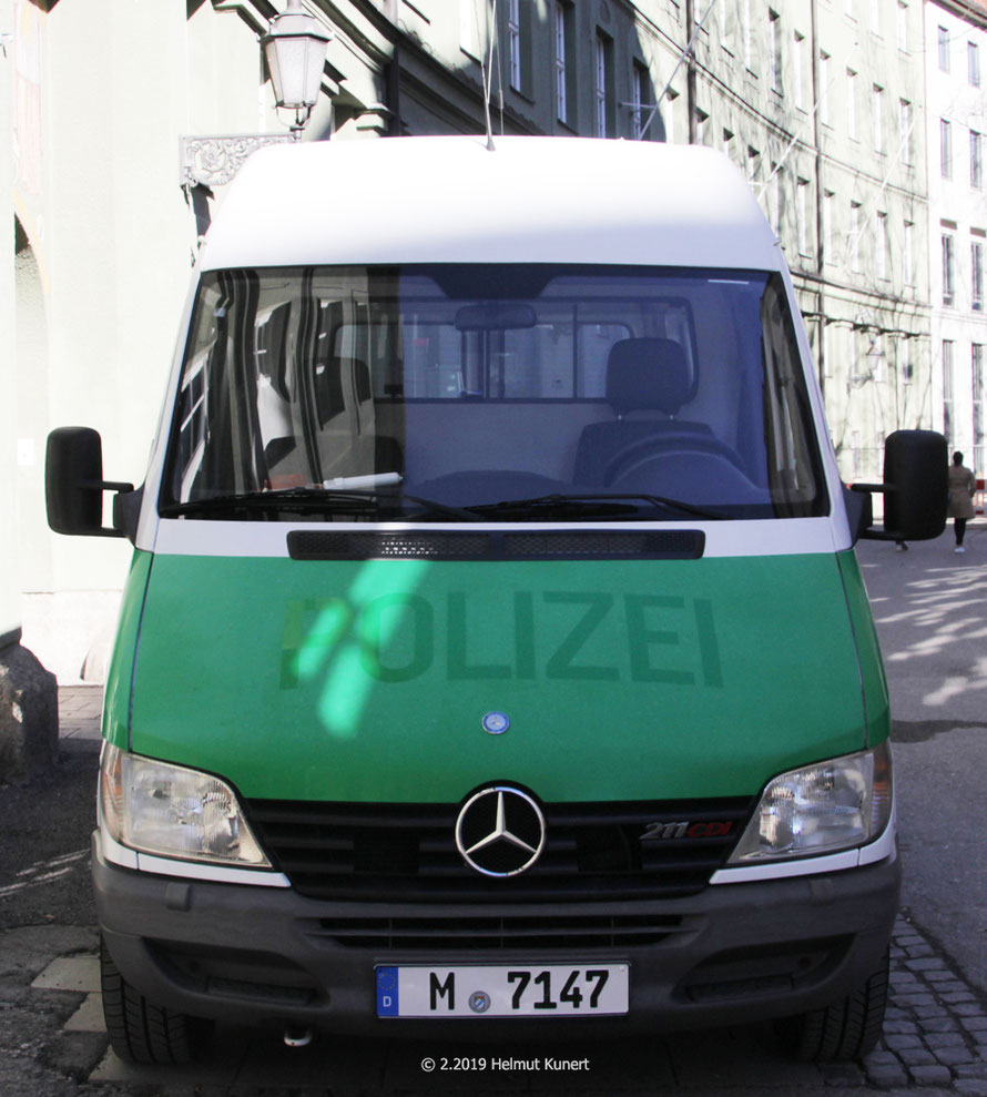 Die Ausschnitte für die Straßenräumer sind im Kühlergrill noch zu erkennen!