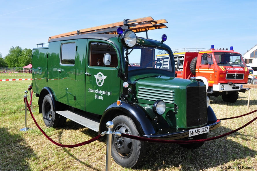 Das eingezäunte Schmuckstück und die anderen Oldtimer