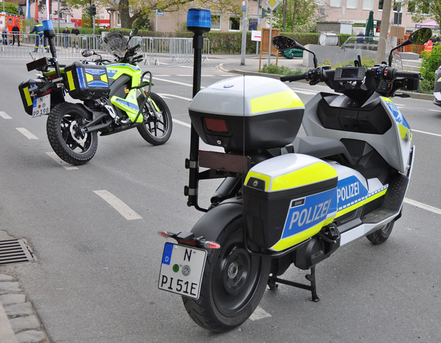 Elektro-Motorrad und Elektro-Motorroller ausgestellt beim Tag der offen Tür der PI Schwabach im April 2024