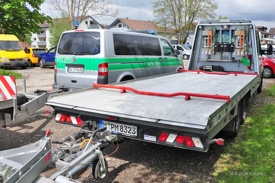angehängt am Zugfahrzeug, von dem man ohne Abhängen beide geladenen Kfz. abladen kann