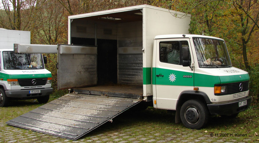 im geöffneten Zustand ist die Trennwand zwischen den beiden Pferden gut zu erkennen