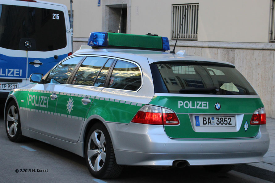 Mit Kennung der Einheit