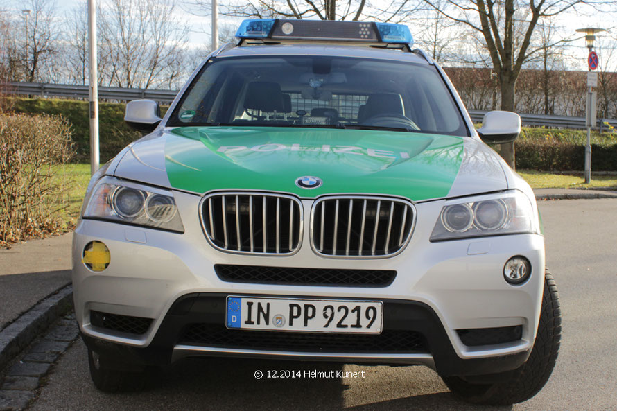 Frontscheibenblitzer, Straßenräumer im Kühlergrill.