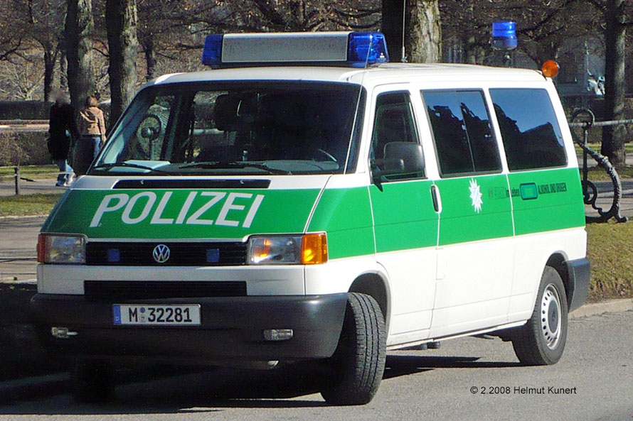 RTK 4 in weiß, Straßenräumer im Grill, Steckblaulicht hinten. 