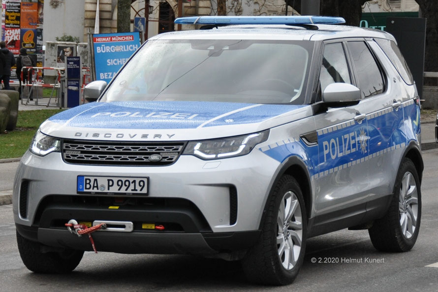 Mit Hänsch DBS 5000 und Frontblitzern im Kühlergrill, sowie Seilwinde