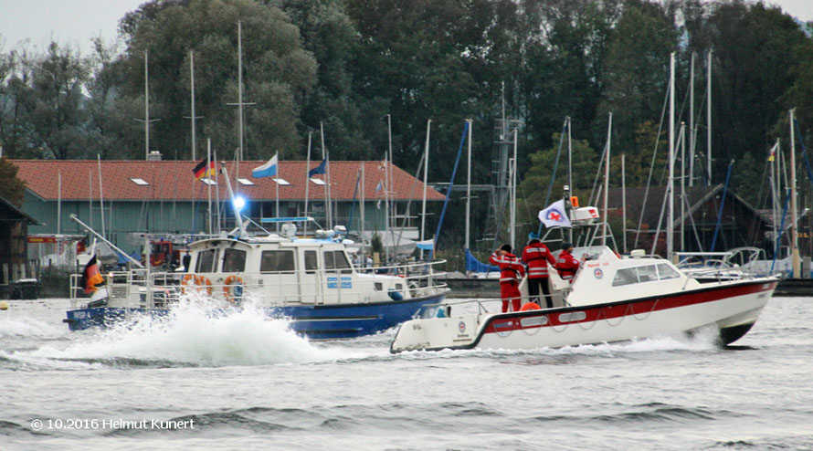 Mit Wasserwachtboot bei den Einweihungsfeierlichkeiten des neuen Bootes der Feuerwehr Prien.