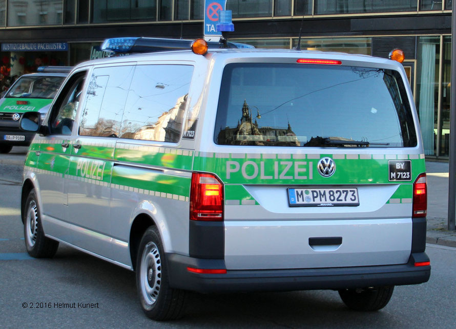 Der erste gesichtete VW T6, leider noch in silber/grün.