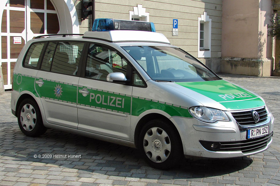 Fahrzeug hat nicht das Kfz.-Zeichen von Regensburg.  Das Fahrzeug wurde noch vor der Polizeireform, die erst das Kennzeichen Straubing (SR) brachte angeschafft und ist somit noch mit Regensburger Kennzeichen versehen.