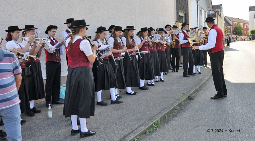 Empfang der Radler durch die Blaskapelle