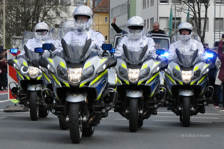 "weiße Mäuse" aus Berlin eskortieren den bayerischen Innenminister Joachim Hermann