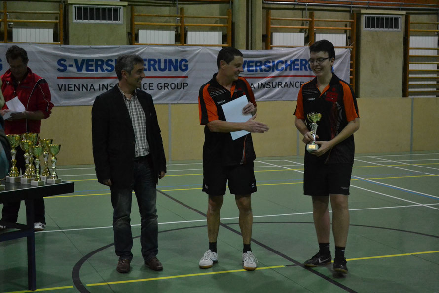 Thomas Zeitelberger bekommt den Pokal von Obmann Andreas Salzer überreicht.