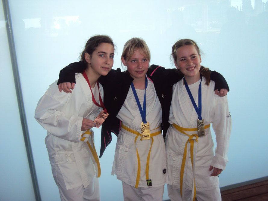 Ane, Elena y Lucía con sus medallas.