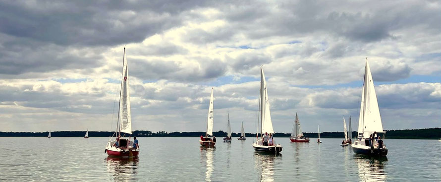 14 Boote verlassen den Hafen um die Wettfahrt zum Blauen Band vom Arendsee zu beginnen.