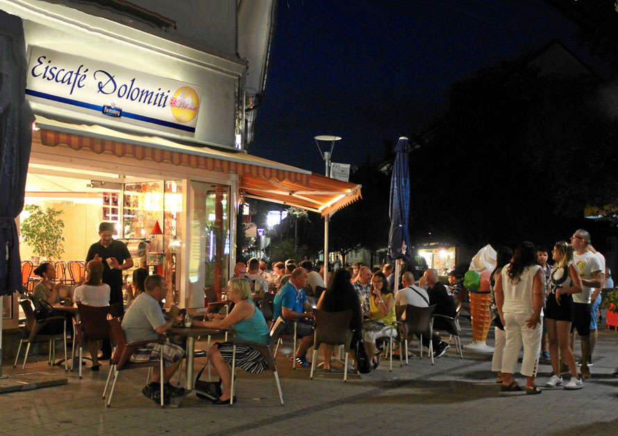 Bild: Eiscafe Dolomiti auch bis spät abends geöffnet