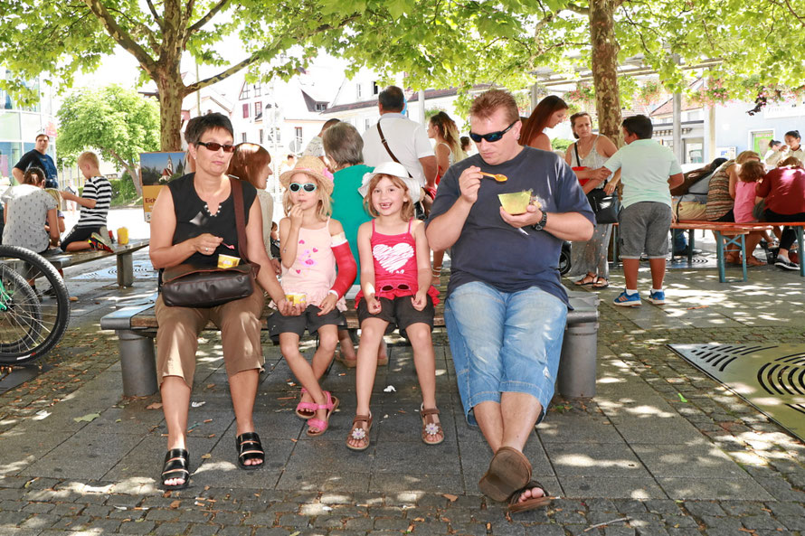 Eis essen am Oberrheinplatz Rheinfelden