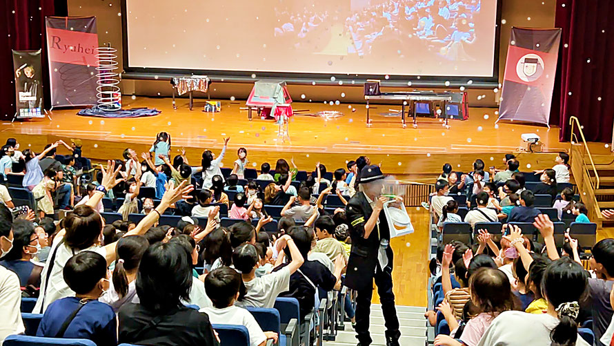 愛知県名古屋市の子供会イベントで煙入りのシャボン玉ショーをしている