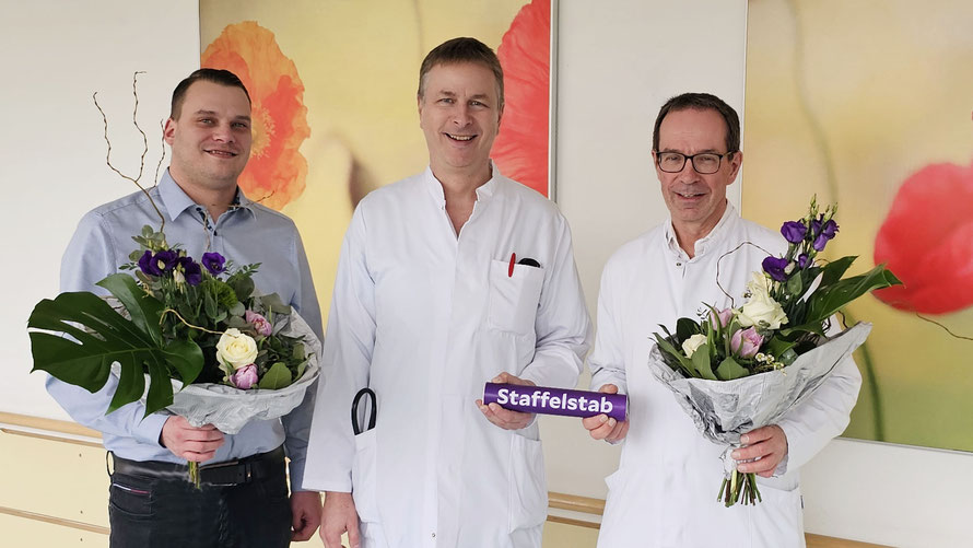 Staffelstabübergabe der Ärztlichen Direktoren (von links): Klinikgeschäftsführer Michael Lange, Dr. Tom Giesler und Dr. Martin Lehmann. Foto: Katja Boese, Helios Klinik Jerichower Land