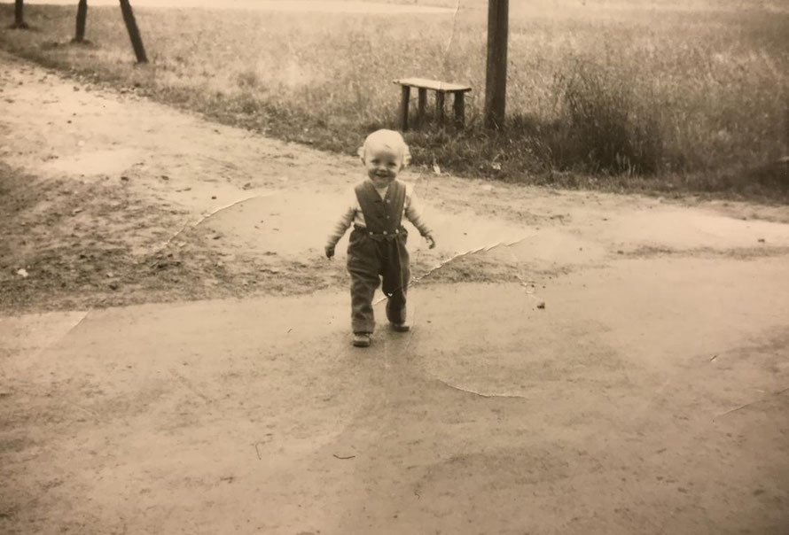 Im Jahre 1961 läuft der kleine Peter am Milchkannen Schemel vorbei aus dem Moor heraus auf die damals noch ungefährliche Hauptstrasse.